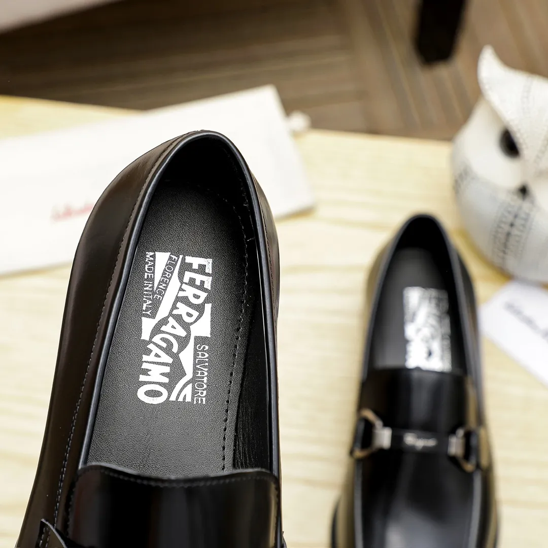 Factory price 460 🔥Ferragamo's new men's casual slip-on shoes🇨🇳Official website original 1:1 mold opening, original quality💯Fine workmanship, high-end luxury☘The upper is made of imported Italian first-layer cowhide🌴Water-dyed🐂Leather lining🍓Rubber wear-resistant and non-slip outsole, breathable and comfortable to wear🍍The first choice for high-grade men, 3 colors available! Code number 38-44 (45.46. Can be customized)